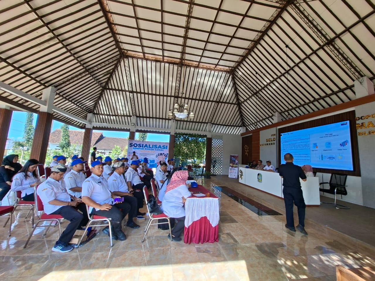 EDUKASI: Petugas Kantor Bea Cukai Banyuwangi melaksanakan kegiatan sosialisasi Gempur Rokok Ilegal kepada aparat desa se-Kecamatan Blimbingsari di Kantor Desa Watukebo Rabu (18/6).