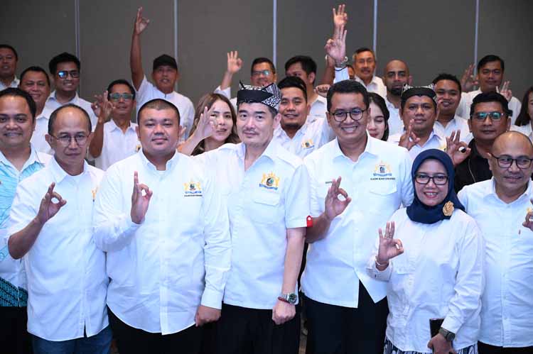 KOMPAK: David Wijaya diapit Ketua Hipmi Ferdy Elfian (kiri) dan ketua panitia Mukab Kadin Dede Abdul Ghani di Hotel Kokoon, Selasa (17/6).