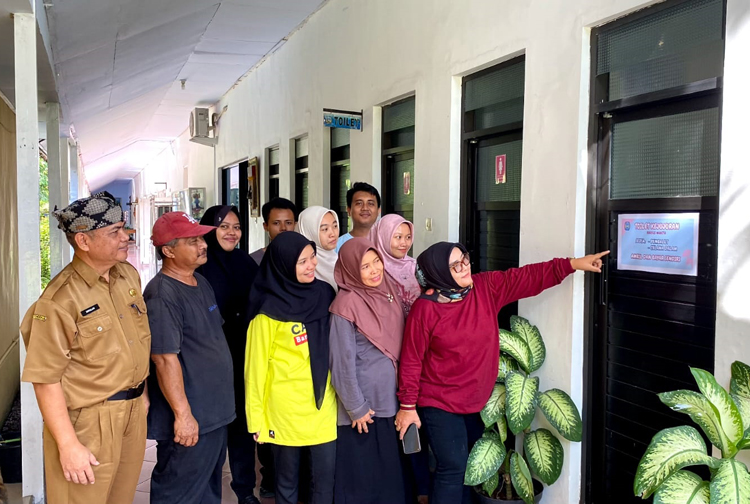 Tim toilet jujur menunjukkan lokasi toilet kejujuran di SMAN 1 Glagah.