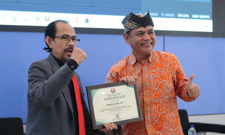 UPI Bandung memberikan penghargaan kepada Kepala SMAN 1 Glagah Abdullah usai penyampaian presentasi penggunaan Ganesha RAV terintegrasi WA, akhir Mei lalu.