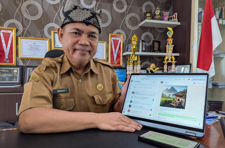 Kepala SMAN 1 Glagah Abdullah SPd MT menunjukkan Ganesha RAV, robot AI yang ditanamkan di aplikasi WA untuk membantu para guru dan siswa belajar.