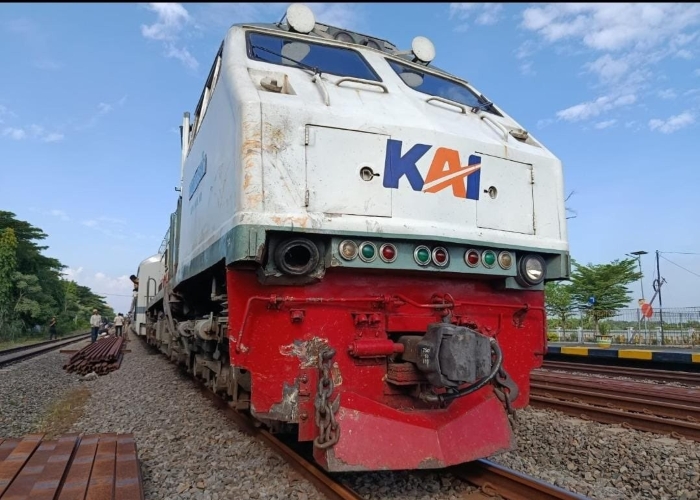 Insiden truk menemper kereta api Ambarawa Ekspres di Lamongan sebabkan keterlambatan.