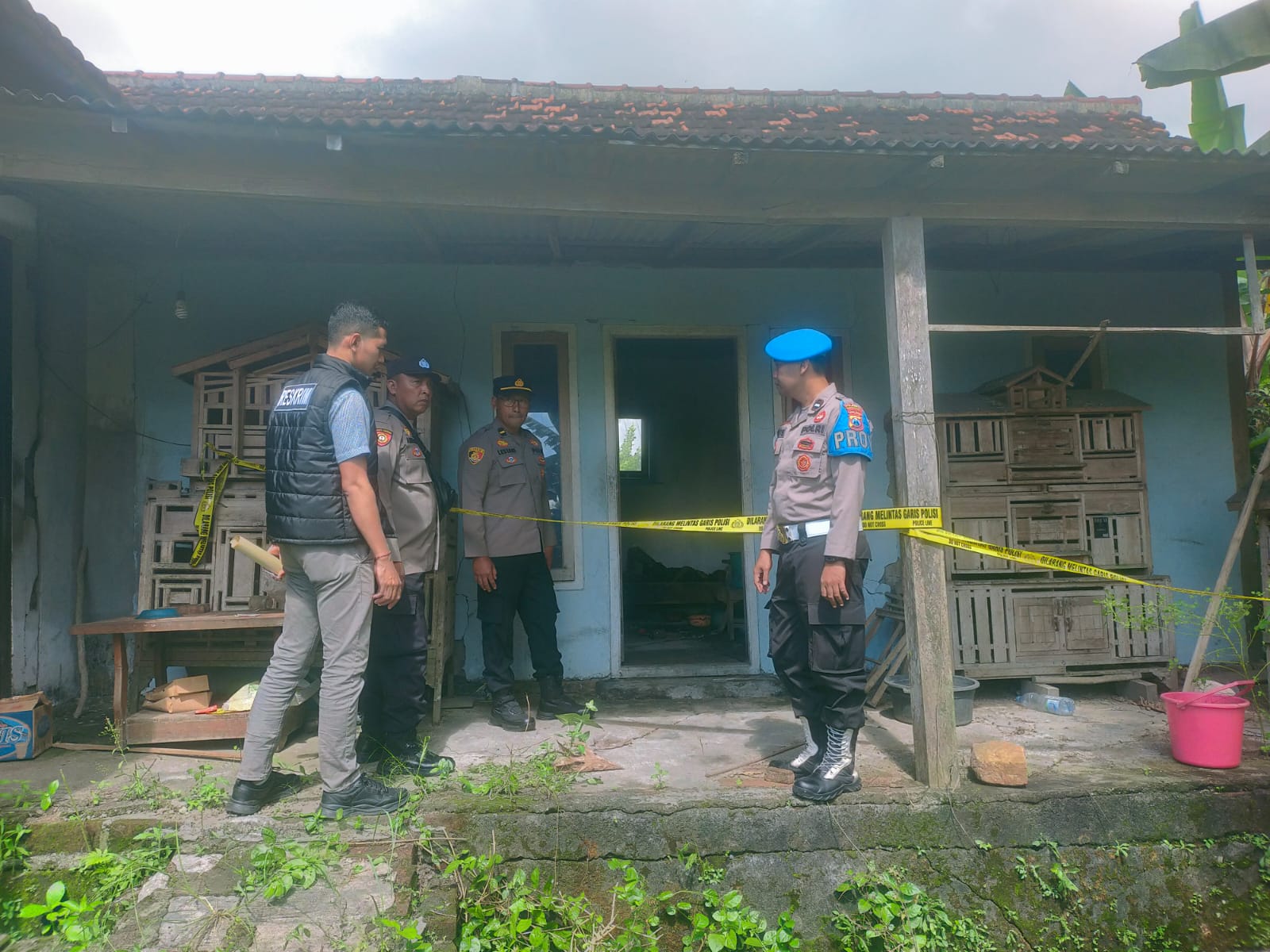 IDENTIFIKASI: Anggota Polsek Purwoharjo melakukan olah TKP di rumah korban di Dusun Sidodadi, Desa Karetan, Kecamatan Purwoharjo Selasa (17/6).