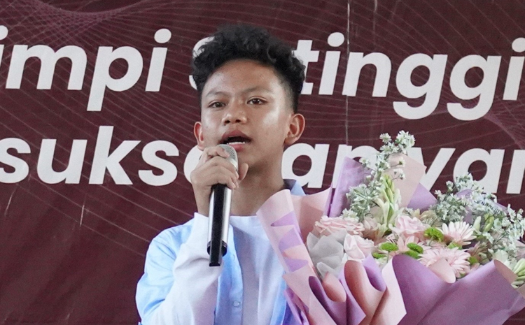 Farel Prayoga membawa karangan bunga untuk diberikan kepada Kepala SMPN 1 Cluring Titin Sri Wahyu Prihatin, Sabtu lalu (14/6).