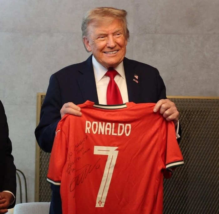 Donald Trump memamerkan jersey Portugal yang dibuat oleh Cristiano Ronaldo.