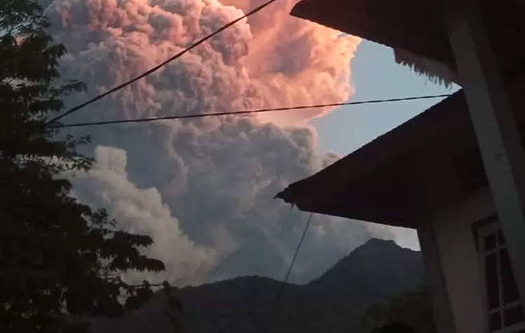 Gunung Lewotobi Laki-Laki mengalami erupsi, Selasa petang (17/6).