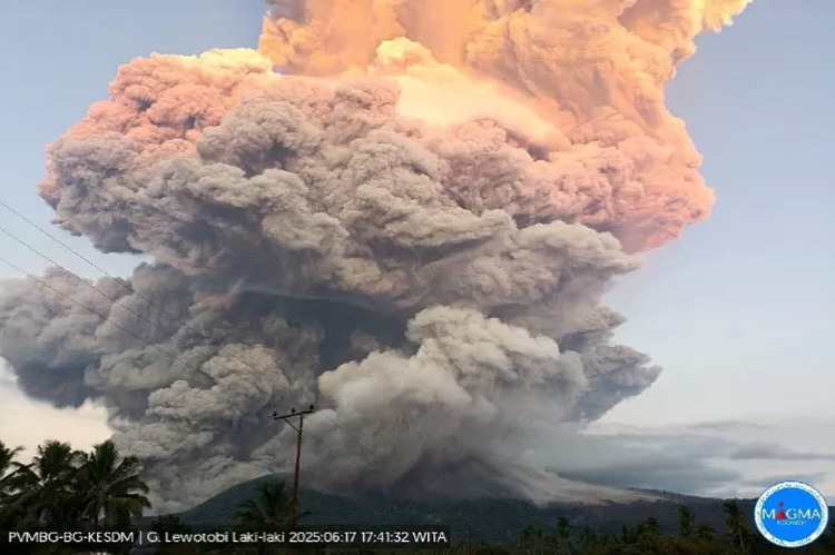 Gunung Leowotobi Laki-Laki di flores timur mengalami erupsi dahsyat, Selasa petang (17/6).