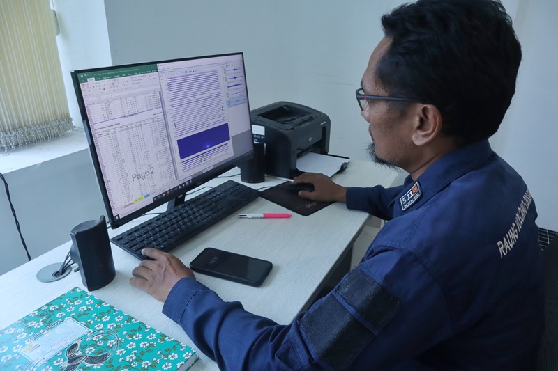 CEK DATA: Agung Tri Subekti memantau amplitudo di seismograf yang ada di PPGA Raung, Desa Sumberarum, Kecamatan Songgon Selasa (17/6)