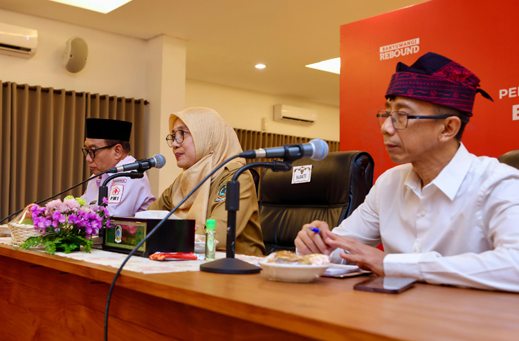 Bupati Ipuk Fiestiandani didampingi Wabup Mujiono dan Pj Sekkab Guntur Priambodo menggelar rakor persiapan program Banyuwangi Melayani bersama seluruh kepala OPD di kantor Pemkab Banyuwangi.