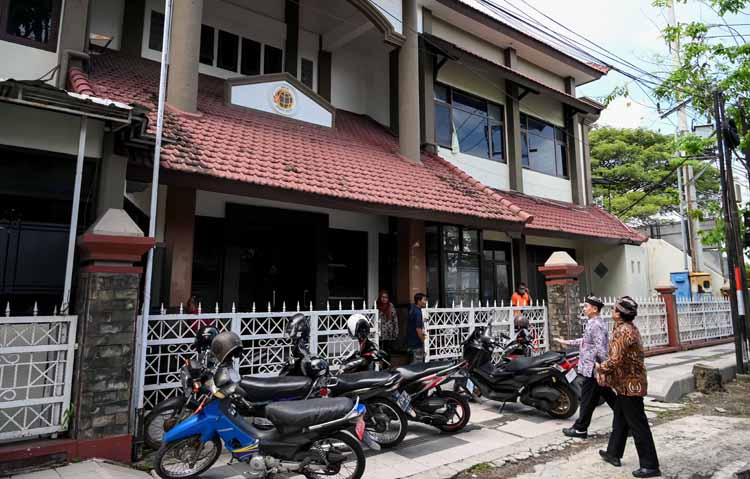 Rektor ISI Surakarta Dr I Nyoman Sukerna bersama Kepala Dispendik Suratno meninjau gedung eks kantor BPN Banyuwangi beberapa waktu lalu.
