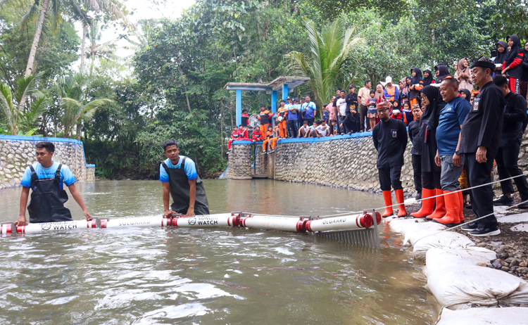 Bupati Banyuwangi Ipuk Fiestiandani meninjau pemasangan trash barrier di Dam Talun Bayur, Dusun/Desa Bedewang, Songgon, Kamis (19/6).