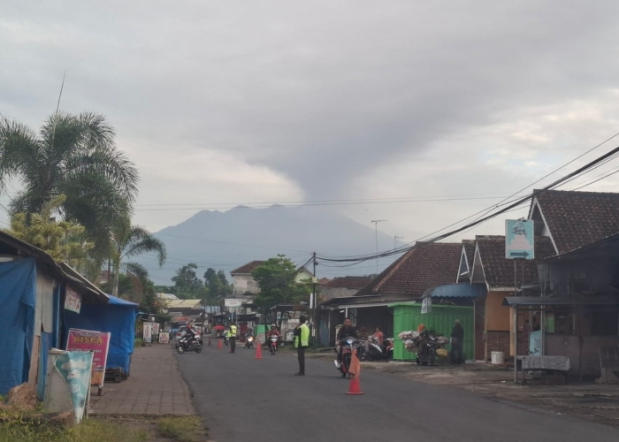 Gunung Raung tampak mengelarkan asap tebal dilihat dari jalan Desa/Kecamatan Sempu, Banyuwangi, Kamis (19/6).