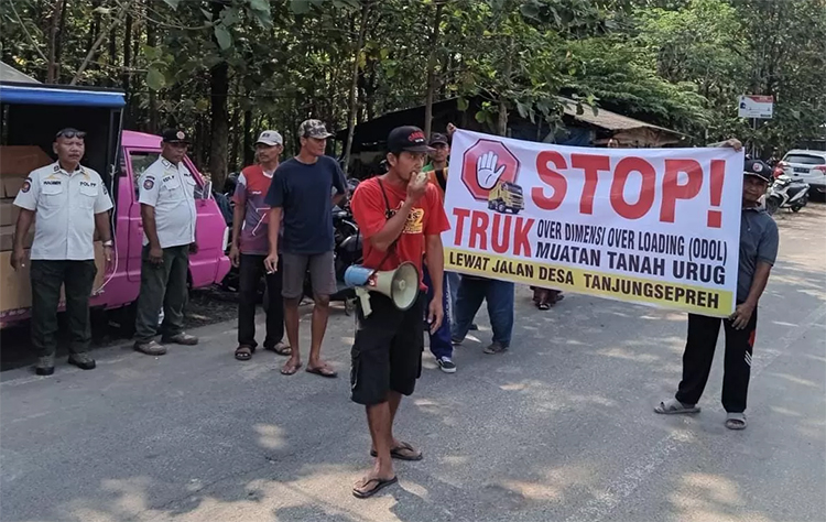 Warga Desa Tanjungsepreh Magetan memprotes jalan rusak akibat truk ODOL, Rabu (4/6).