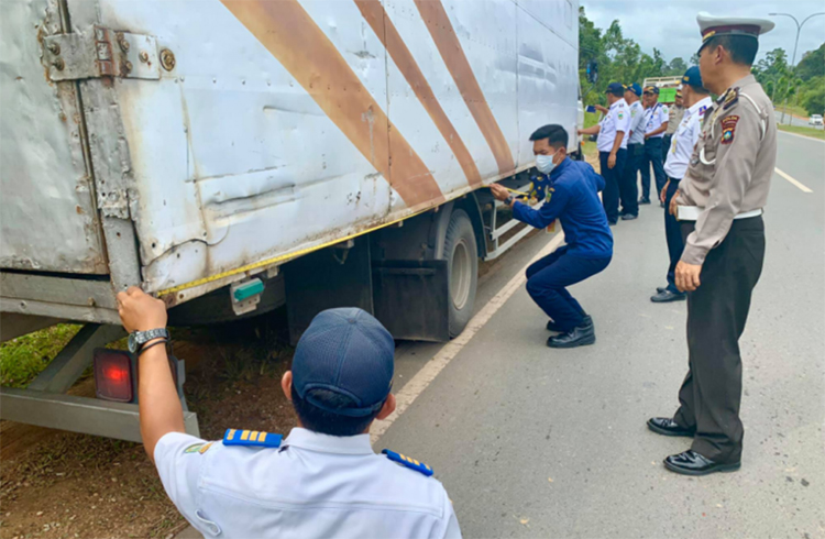 Dishub dan kepolisian rutin memeriksa kendaraan Over Dimension dan Over Load (ODOL).