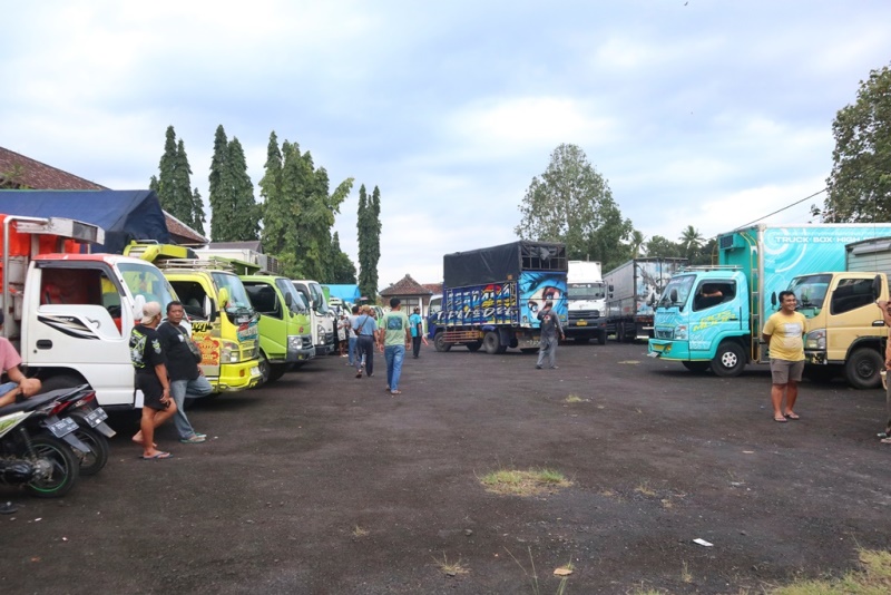 KANTONG PARKIR: Puluhan truk logistik diminta berhenti dan ikut mogok kerja menolak aturan zero ODOL dengan parkir di Terminal Wiroguno, Desa Setail, Kecamatan Genteng Rabu (18/6).