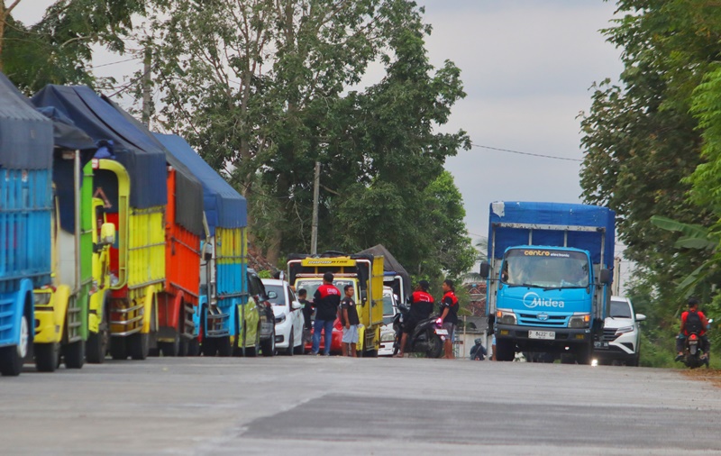 MENGULAR: Truk logistik yang ikut mogok kerja menolak aturan zero ODOL parkir di pinggiran jalan dekat Terminal Wiroguno, Desa Setail, Kecamatan Genteng Rabu (18/6).