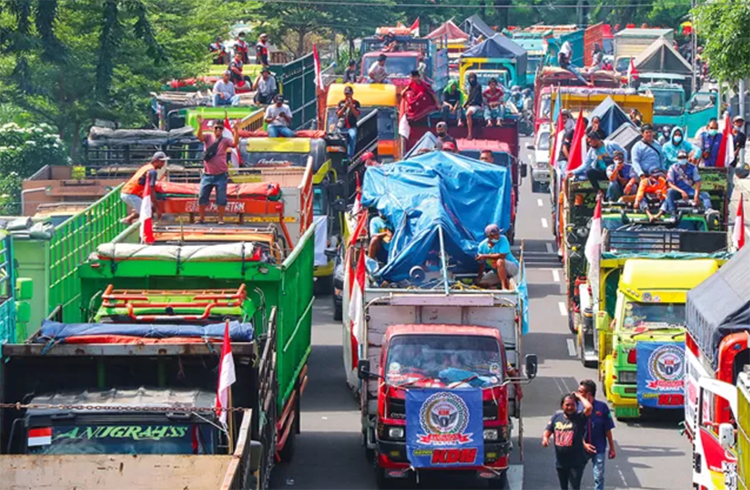 ILUSTRASI sopir truk logistik melakukan aksi demo.