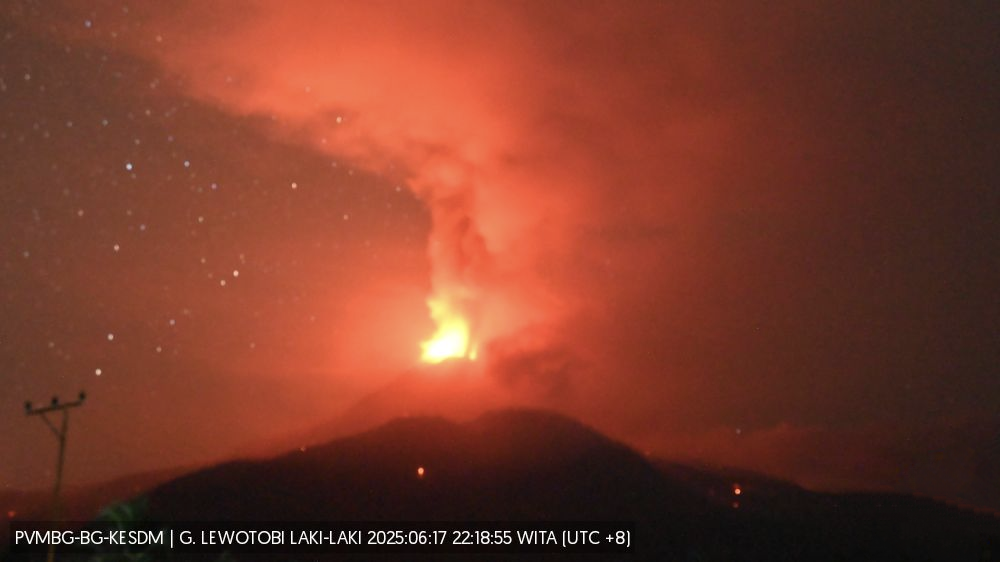 Penampakan Gunung Lewotobi Laki-laki yang meletus sejak 17 Juni 2025.