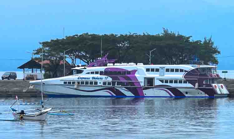 KAPAL CEPAT: Meski peluncuran masih ditunda, kapal niaga Express Bahari 1F rute Banyuwangi&ndash;Denpasar sudah tiba di dermaga Pelabuhan Marina Boom, Jumat (20/6).