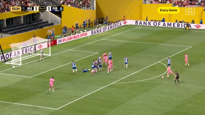 Ancang-ancang free-kick Messi sebelum mencetak gol ke gawang Porto di FIFA Club World Cup 2025.