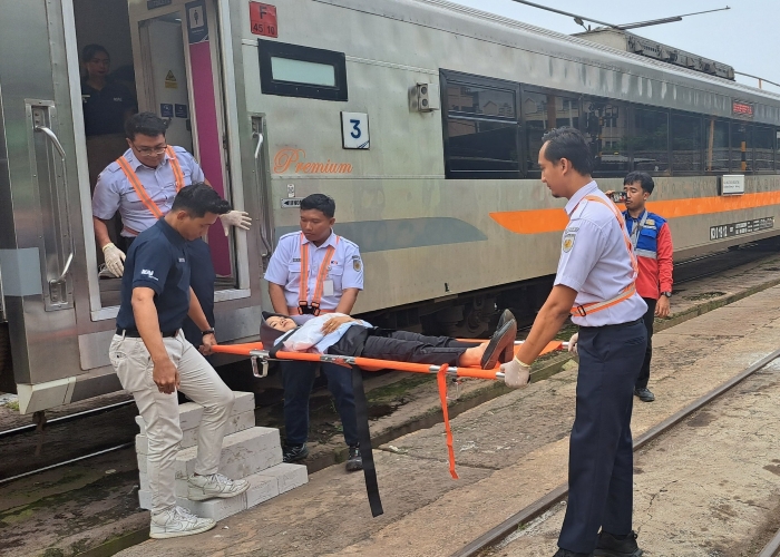 KAI Daop 8 Surabaya gelar simulasi tanggap darurat demi pastikan keselamatan dan SOP kereta api berjalan optimal.