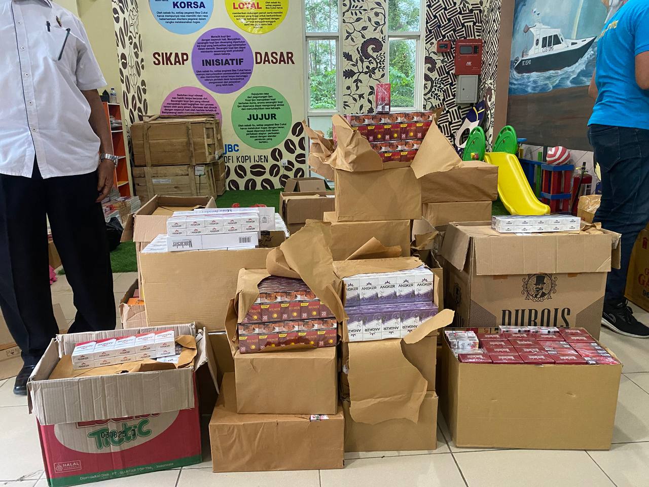 Satpol PP dan Bea Cukai mengamankan ratusan ribu batang rokok ilegal.