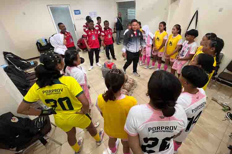 MASIH PUNYA HARAPAN: Tim sepak bola putri Banyuwangi berhasil mengalahkan tim sepak bola Lumajang, Kamis sore (20/6).
