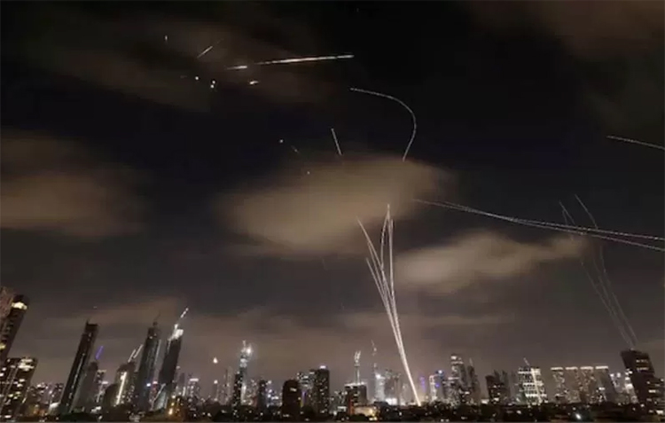 Iron Dome Israel berupaya menghalau serangan Balistik Iran di Kota Tel Aviv. Konflik militer dua negara mengancam keselamatan ratusan WNI.