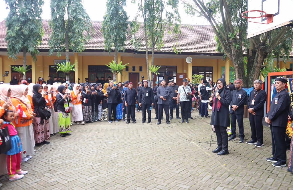 ANAK HEBAT: Kepala Dispendik Banyuwangi Suratno mendampingi Bupati Banyuwangi Ipuk Fiestiandani saat menyapa siswa SMPN 3 Songgon dalam Bunga Desa di Desa Bedewang, Kecamatan Songgon Kamis (19/6)