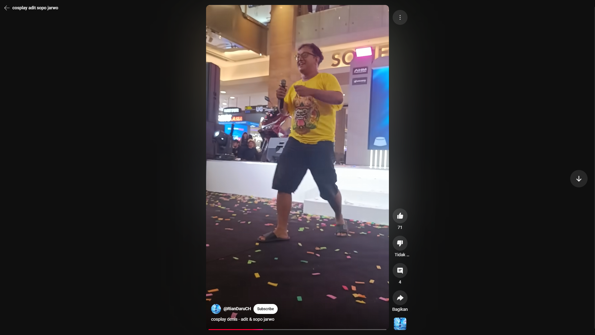 Seorang pria cosplay menjadi Denis di kartun Adit Sopo Jarwo.
