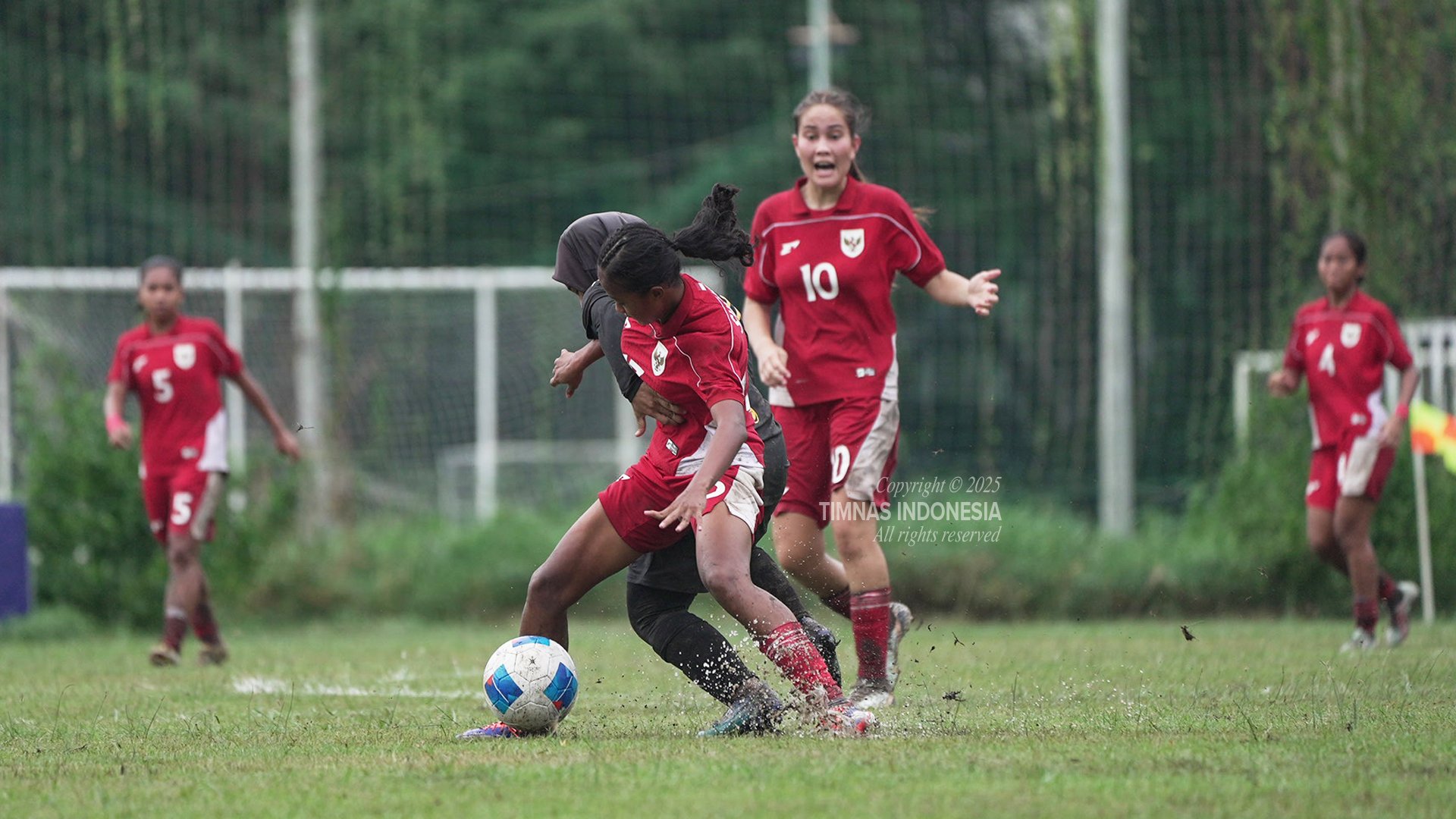 LATIHAN KERAS: Timnas Putri Indonesia bersiap menghadapi kualifikasi Piala Asia Putri 2026