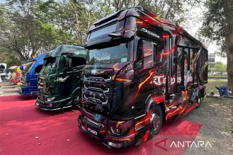 Unit Mitsubishi Fuso Canter modifikasi ditampilkan di ajang GIIAS 2024, ICE BSD, Tangerang, Banten.
