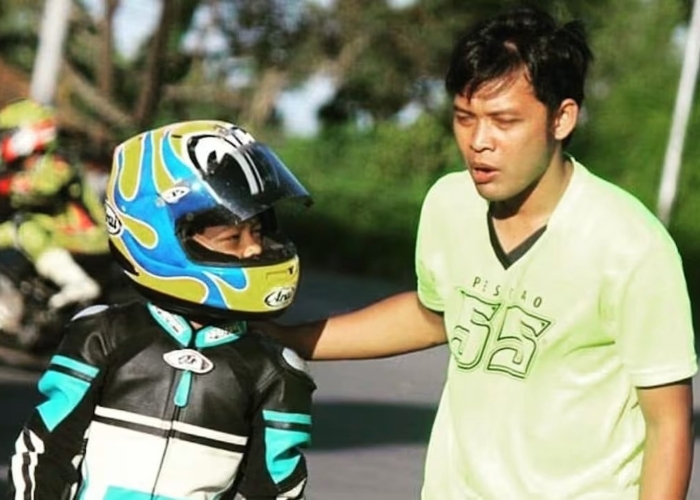 Perjalanan Veda Ega Pratama di dunia balap motor tak lepas dari peran ayahnya, Sudarmono, mantan pembalap nasional dan pelatih utama.