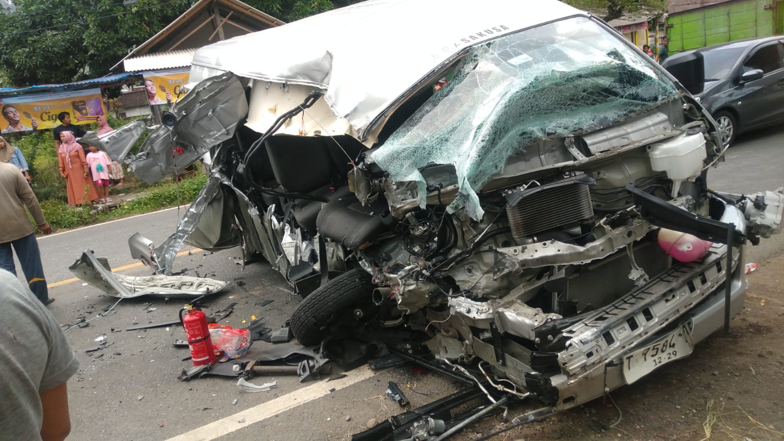 Kondisi mobil Toyota Hiace  yang terlibat kecelakaan di Ketapang