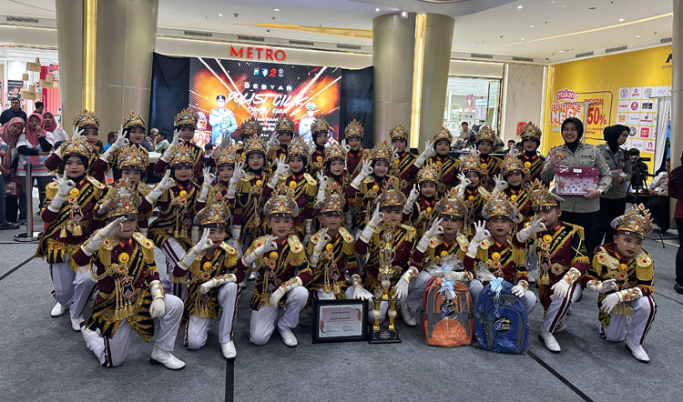 KOMPAK: Para polisi cilik binaan Polresta Banyuwangi berfoto bersama usai lomba pocil di Polda Jatim, Senin (22/6).