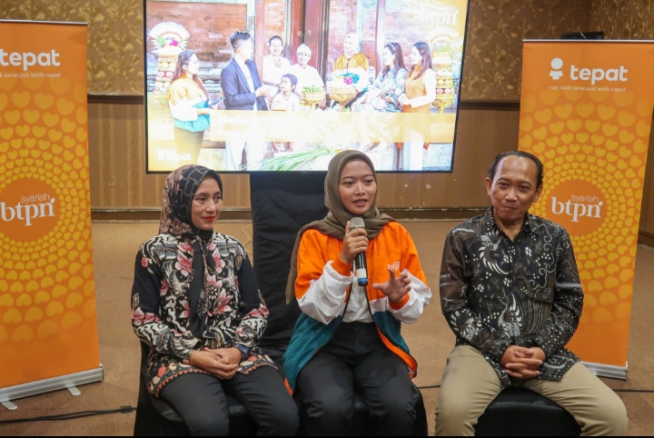 Salah satu CO BTPN, Dyla asal Banyuwangi (tengah) didampingi kedua orang tuanya menceritakan keseruan saat bekerja dan kehidupannya sehari-hari pada Kamis (12/6).