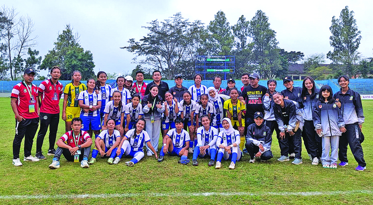 BELUM PASTI: Tim sepak bola putri Banyuwangi bentrok kontra tim Kota Batu dengan skor imbang 1-1 Senin (23/6).