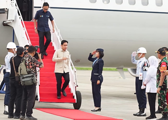 Wapres RI Gibran Rakabuming Raka disambut oleh Gubernur Jatim Khofifah Indar Parawansa di Bandara Banyuwangi.