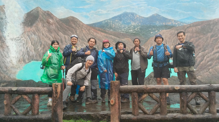 TAMU ISTIMEWA: Keponakan Raja Thailand, Sirikitiya Jensen (empat dari kiri), sedang berfoto di TWA Ijen bersama Disbudpar Banyuwangi, Minggu (22/6).