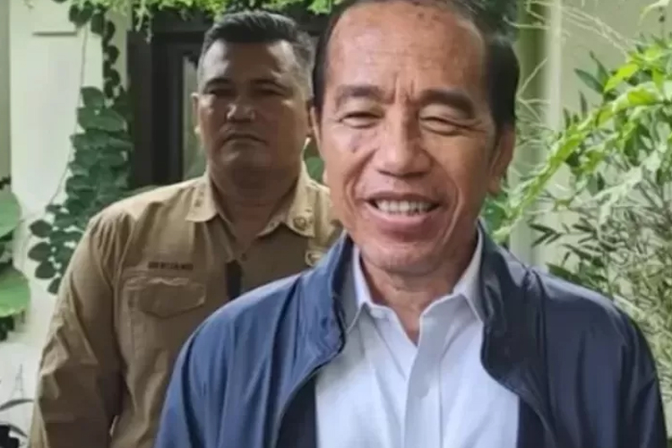 Wajah Jokowi menuai sorotan publik. Banyak pihak menduga-duga mantan presiden RI itu sedang mengalami sakit.