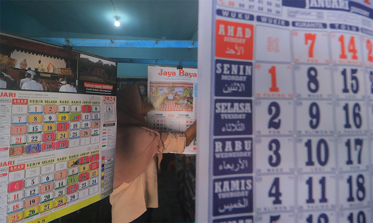 Penjual kalender Jawa di Caruban, Madiun.