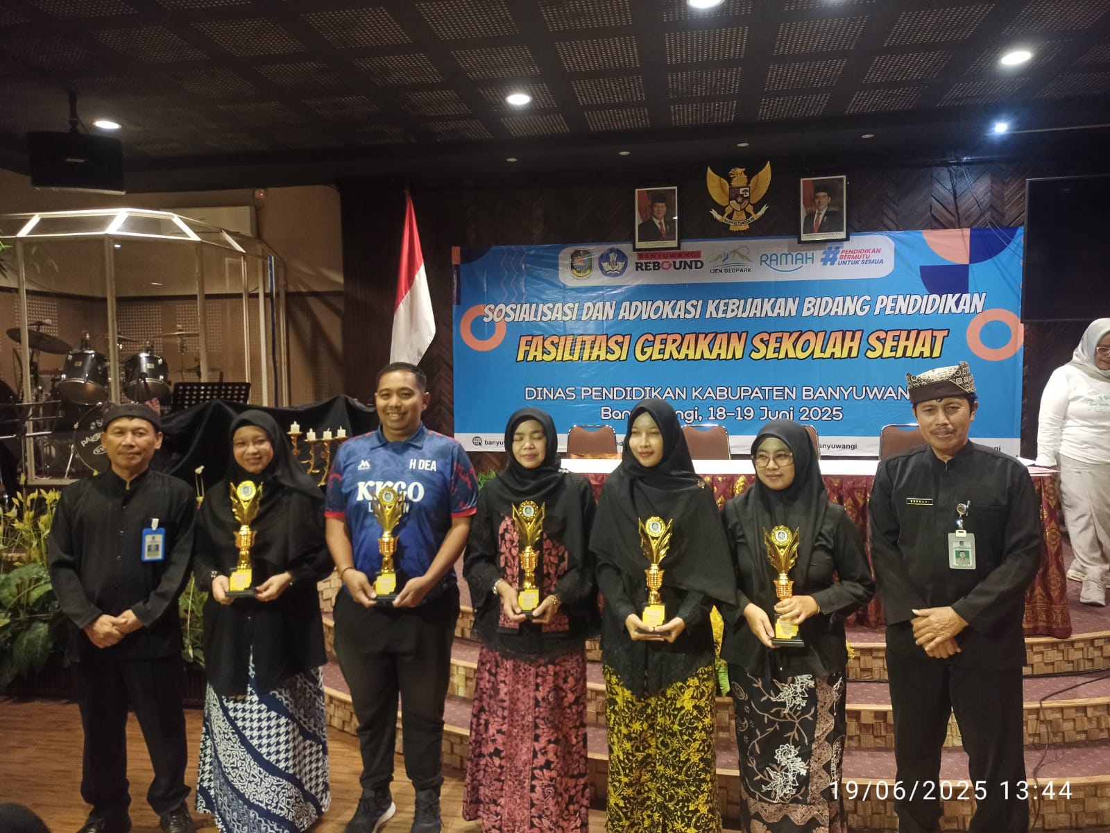PIALA : Para juara 7 Kebiasaan Anak Indonesia diapit Kabid SD Sutikno (kiri) dan Kasi Peningkatan Mutu dan PTK SD Erpandi (Kanan) saat sosialisasi GSS pada 19 Juni lalu