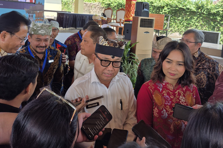 Wamenpar RI Ni Luh Puspa didampingi Wabup Mujiono menyampaikan dukungan terhadap pengoperasian kapal cepat Banyuwangi&ndash;Bali dan sebaliknya di Buleleng, Bali, Minggu (22/6).