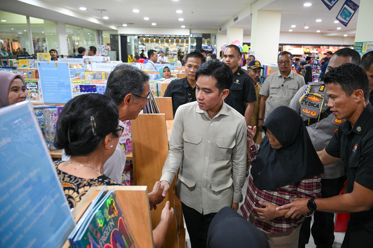 BORONG: Wapres Gibran Rakabuming menyalami owner Sun East Mall Genteng Feryanto bersama istri saat menraktir anak-anak yatim, Selasa (23/6).