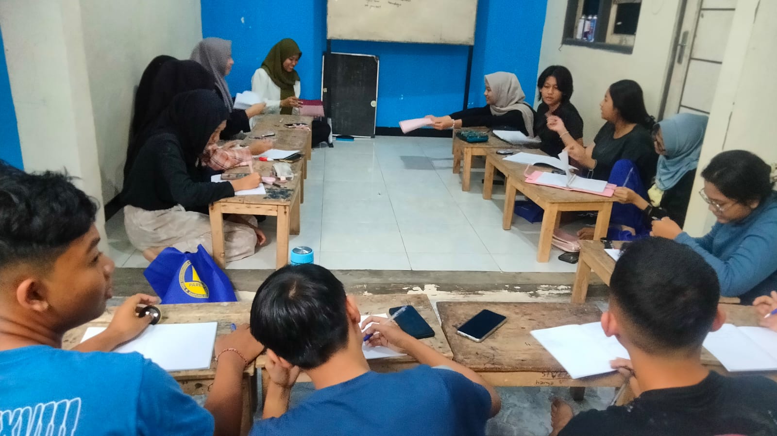 DIKELAS : Pembelajaran dan peningkatan siswa Smagi Taruna Bangsa dalam berbasa Inggris di Kampung Inggris - Kediri
