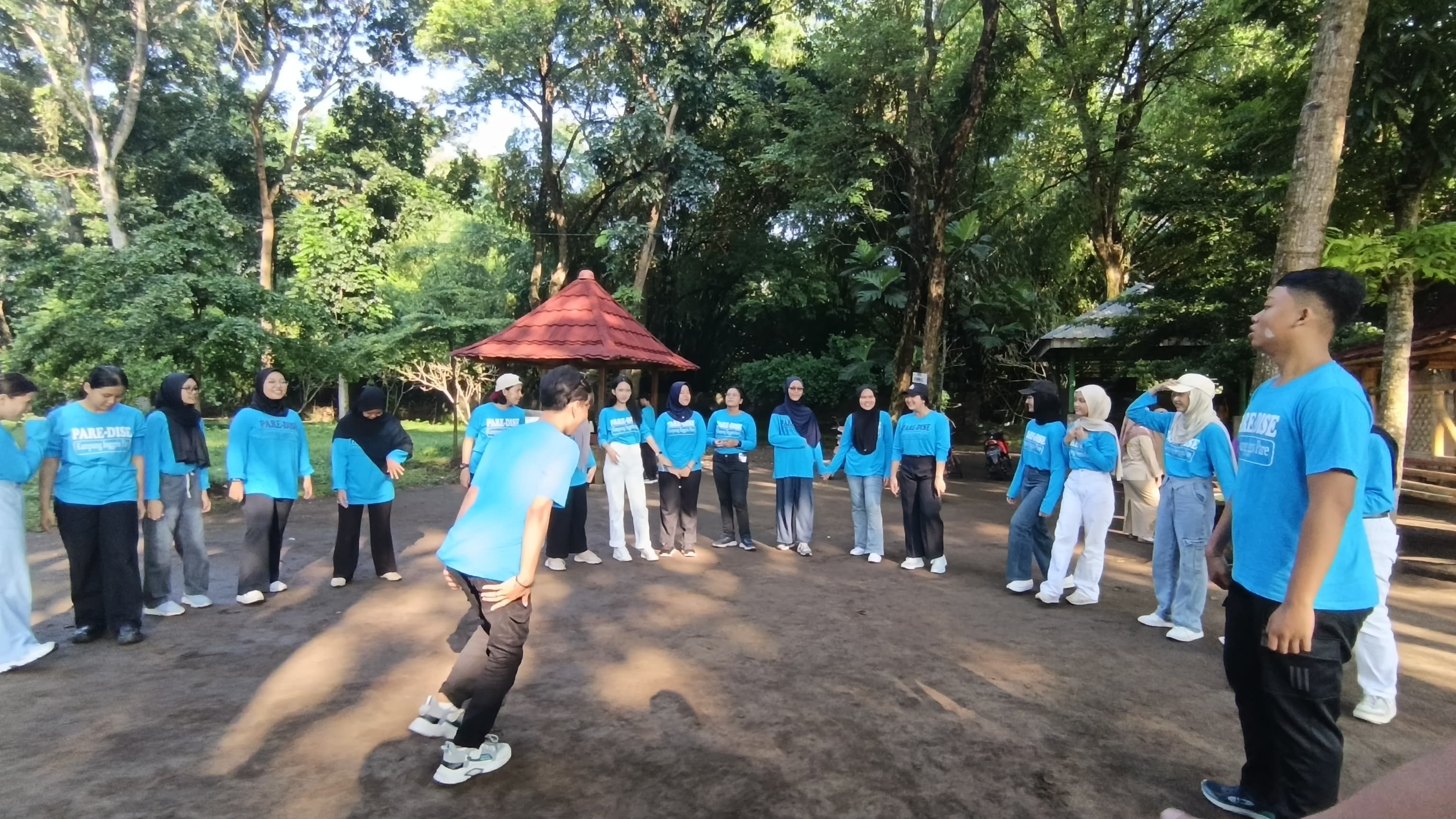 OUTBOND - Salah satu kegiatan lapangan peserta SEC dengan melatih kekompakan dan leadership