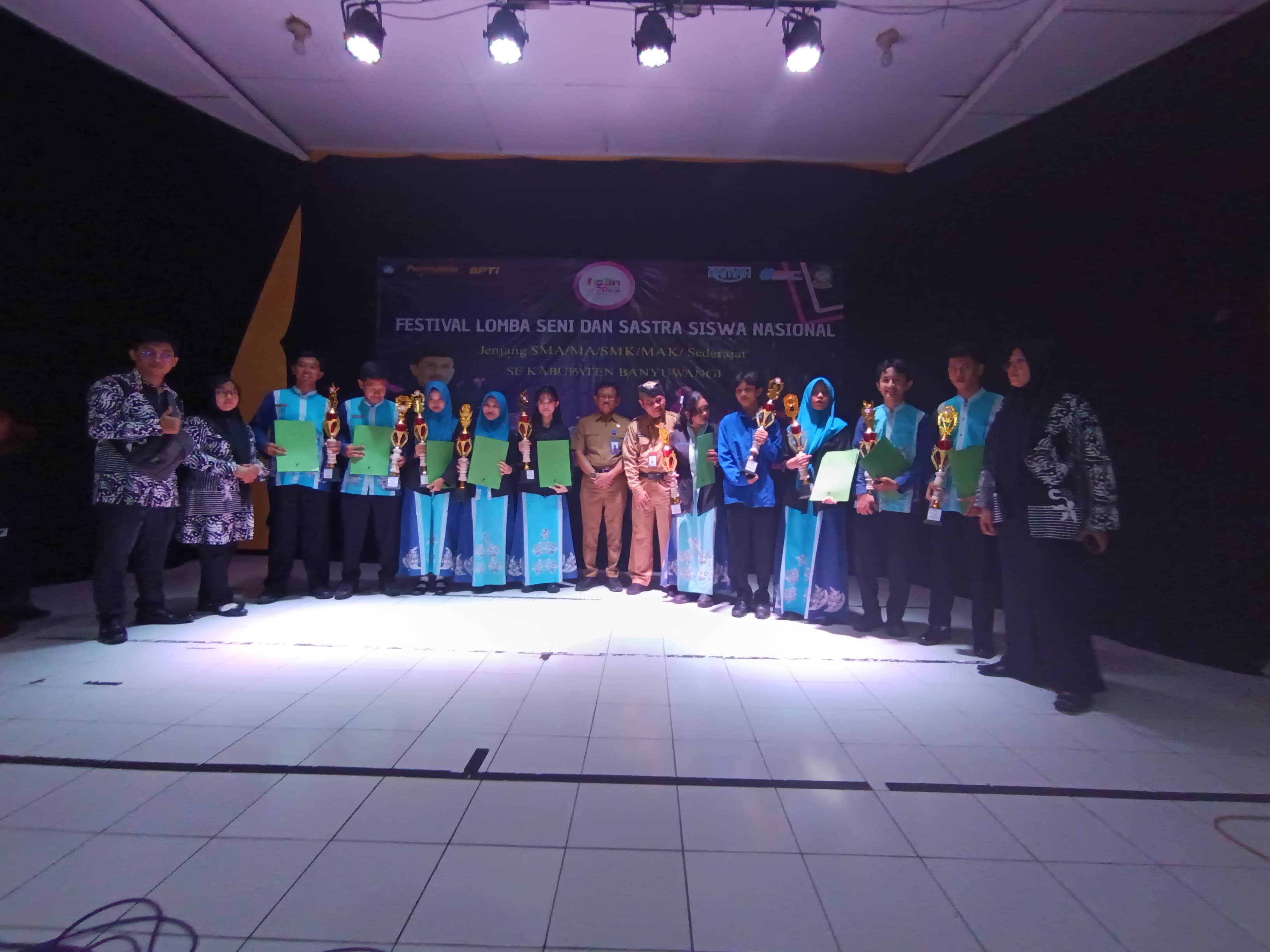 JUARA UMUM : SMAN 1 Glagah berhasil meraih juara di 10 dari 15 cabang lomba yang diselenggarakan di ajang Di FLS3N SMA/SMK/MA se Banyuwangi tahun 2025