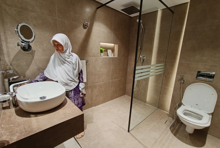 Pasangan suami istri, Mohammad Nadim dan Marwati, sempat kebingungan saat tiba di Ambassador Palace Hotel Jeddah.