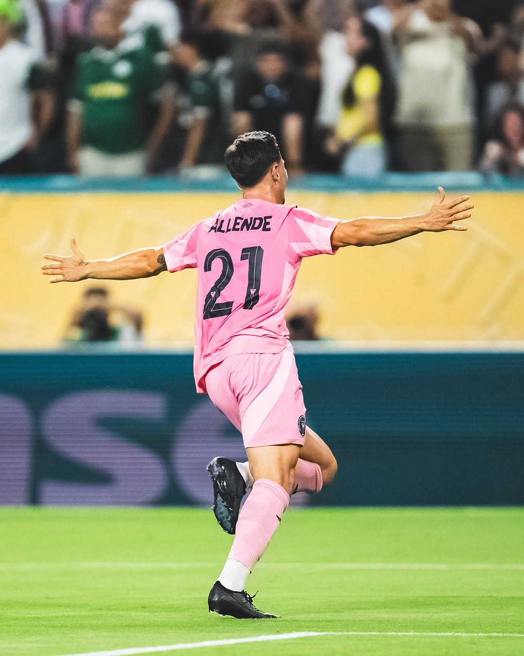 Selebrasi Allende setelah berhasil menjebol gawang Palmeiras.