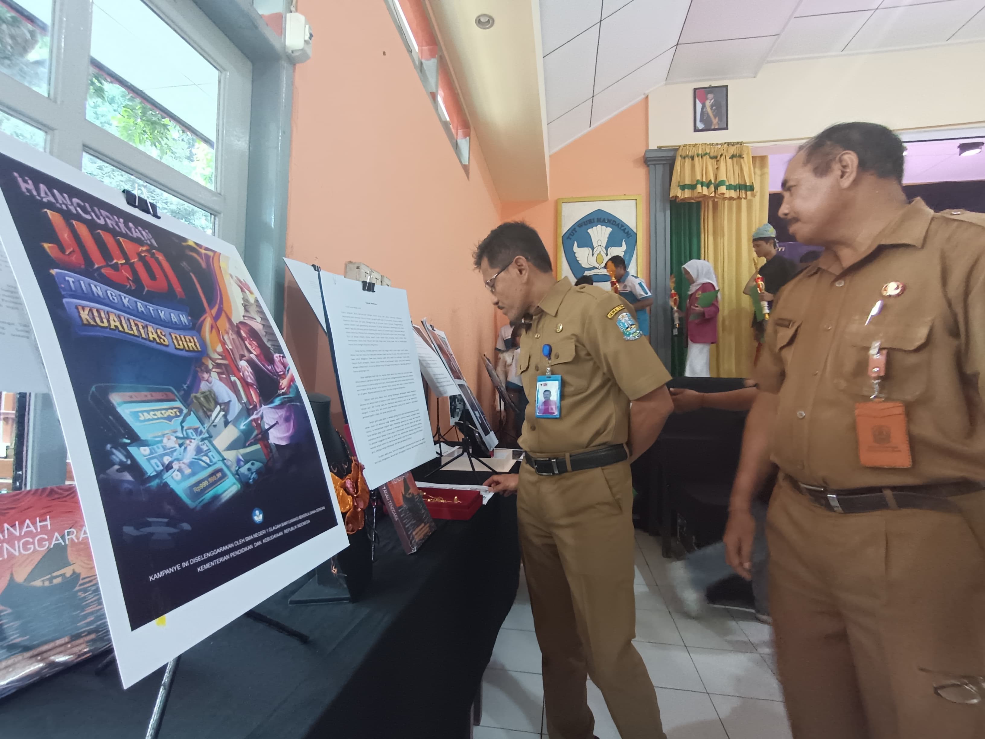 KARYA SISWA : Plt Kacabdinprovjatim wilayah Banyuwangi Slamet Riyadi didampingi Kepala Smagi Taruna Bangsa I Ketut Renen melihat hasil FLS3N tahun 2025